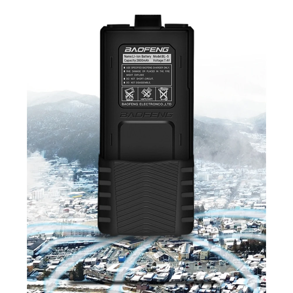 Bateria recargable Baofeng UV-5R 3800mAh 7.4V sobre fondo blanco