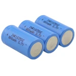 Bateria recargable 18350 800mAh 3,7V en detalle mostrando su tamaño compacto