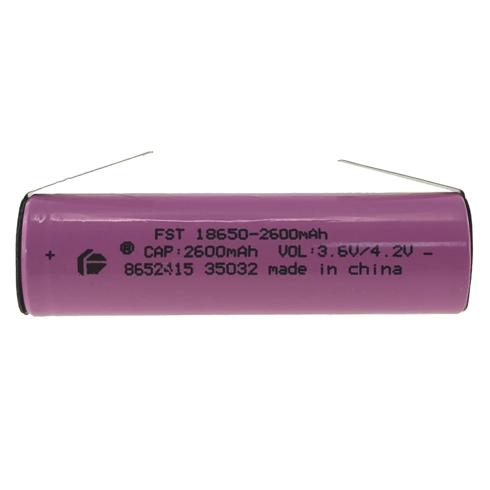 Batería 18650 2600mAh con lengüeta para soldar sobre fondo blanco