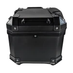 Detalle de la cerradura metálica con llave en baúl de moto universal 36L