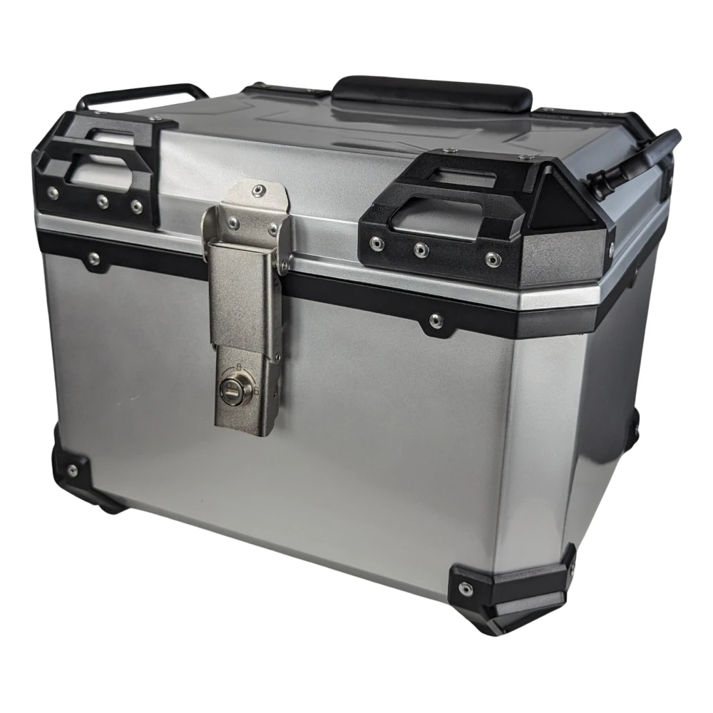 Detalle de la cerradura con llave del baúl universal moto 45L plata