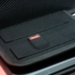 Vista interior de la funda para Nintendo Switch mostrando almacenamiento