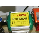 Detalle del cepillo de pulido a la derecha de la máquina duplicadora Defu 2as