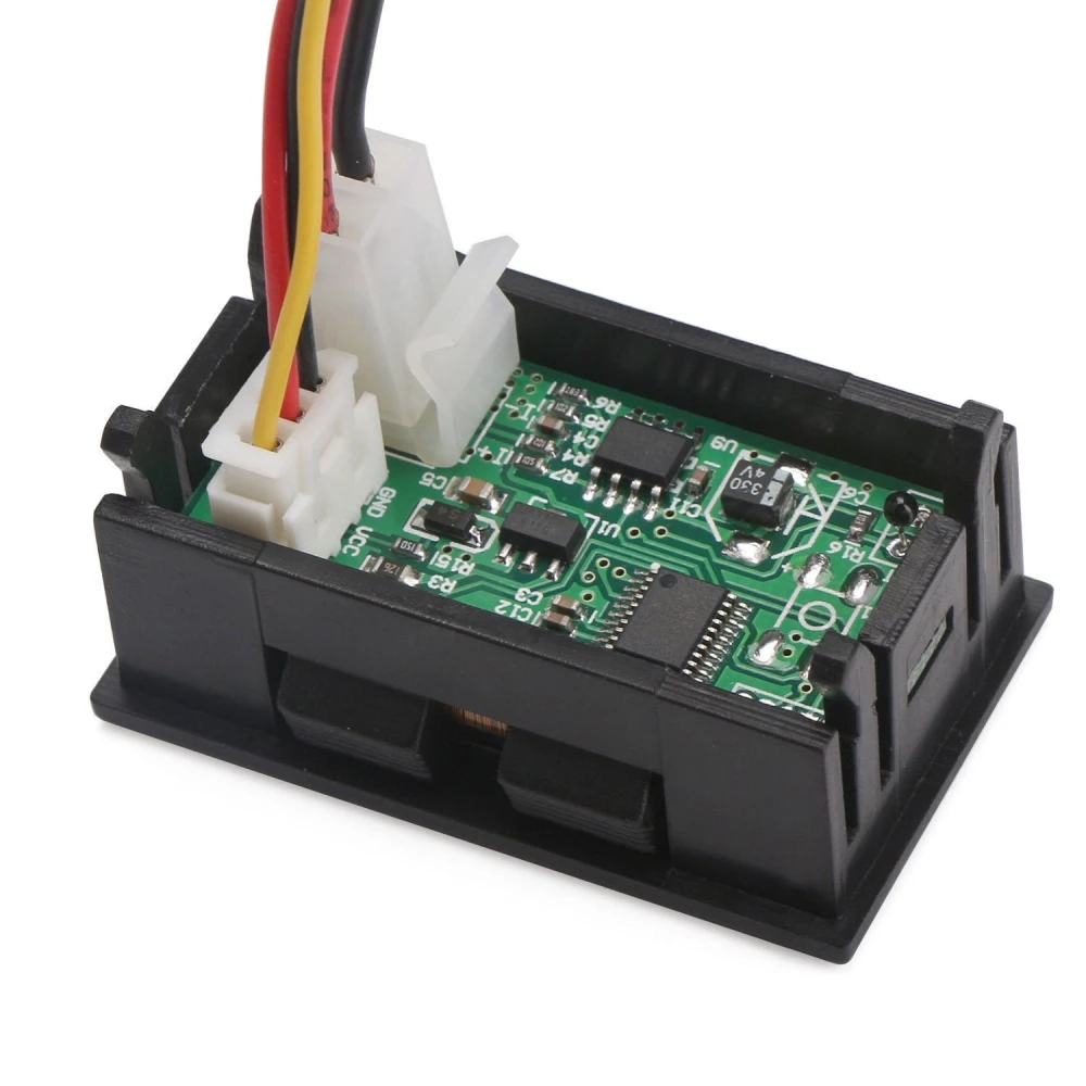 Vista del medidor de energía 7 en 1 con fondo blanco