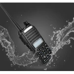 Vista trasera del Walkie Talkie Baofeng UV82 mostrando detalles de diseño